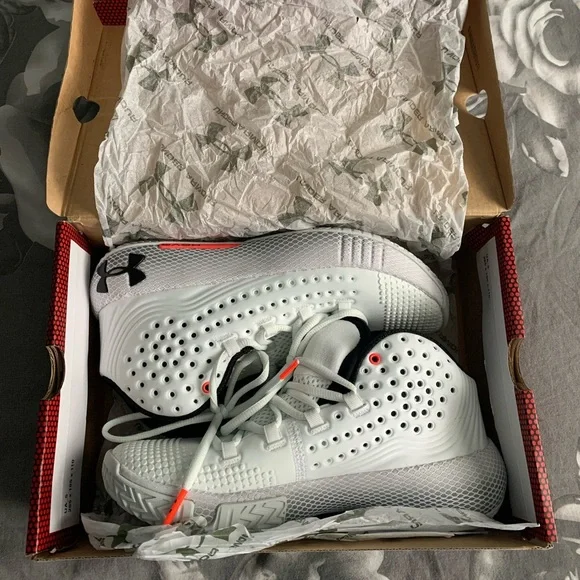 🤍UA basketball shoes sz7W🤍 - Picture 3 of 8